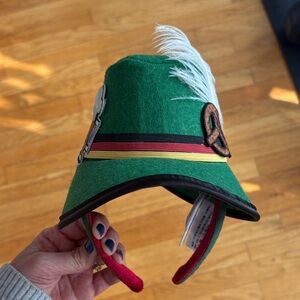 Stylish Green Women's Hat with Feather Accent